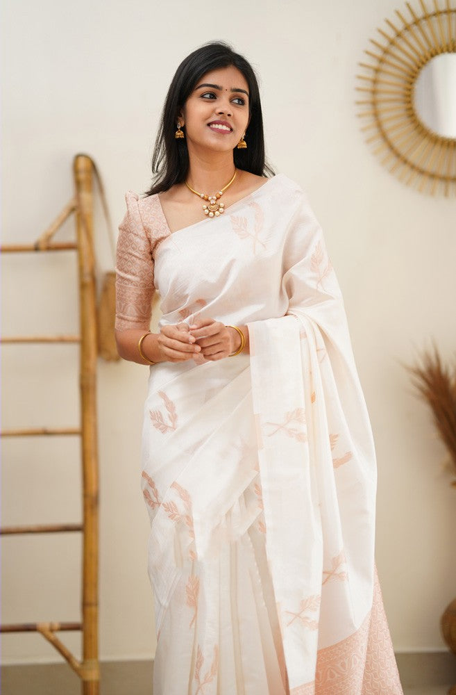 Good Looking White Color Heavy Pallu Design Saree
