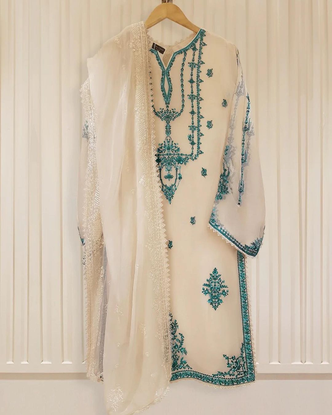 Lovely Embroidery Thread Work Off White Salwar Suit
